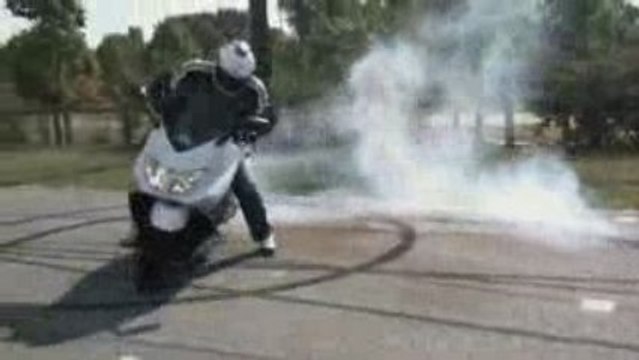 Freddy Prieto - Stunt tmax 500 - training burn et wheeling