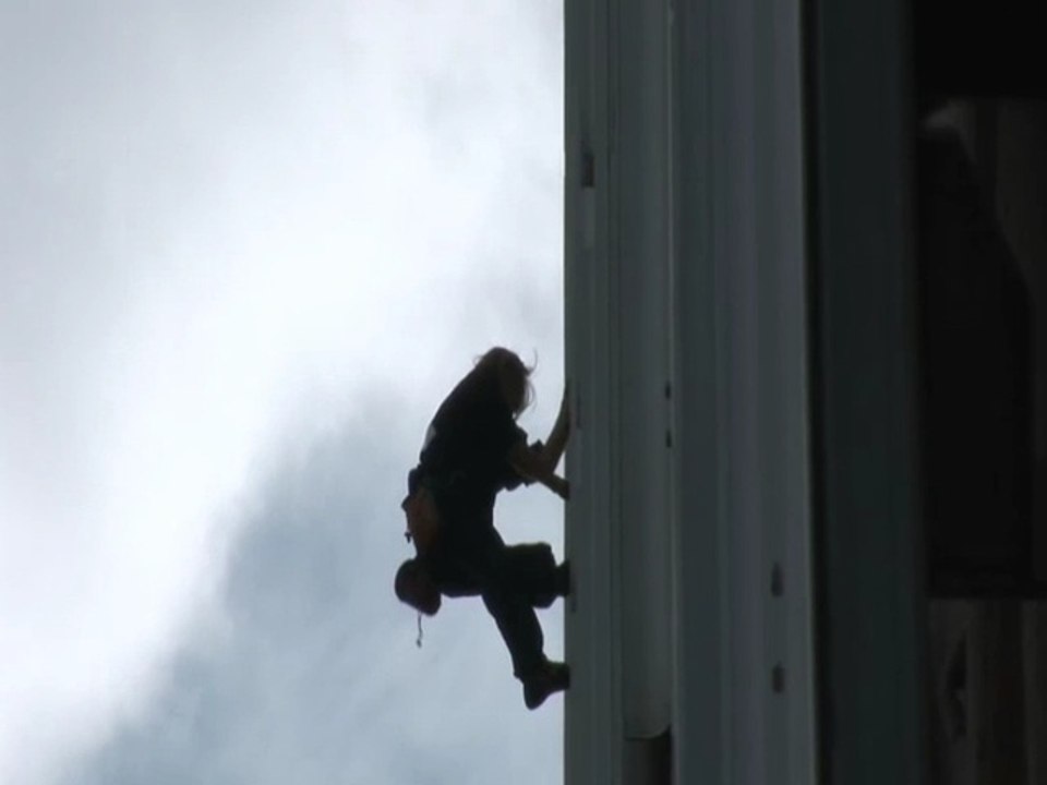 Alain ROBERT escalade la tour Ariane