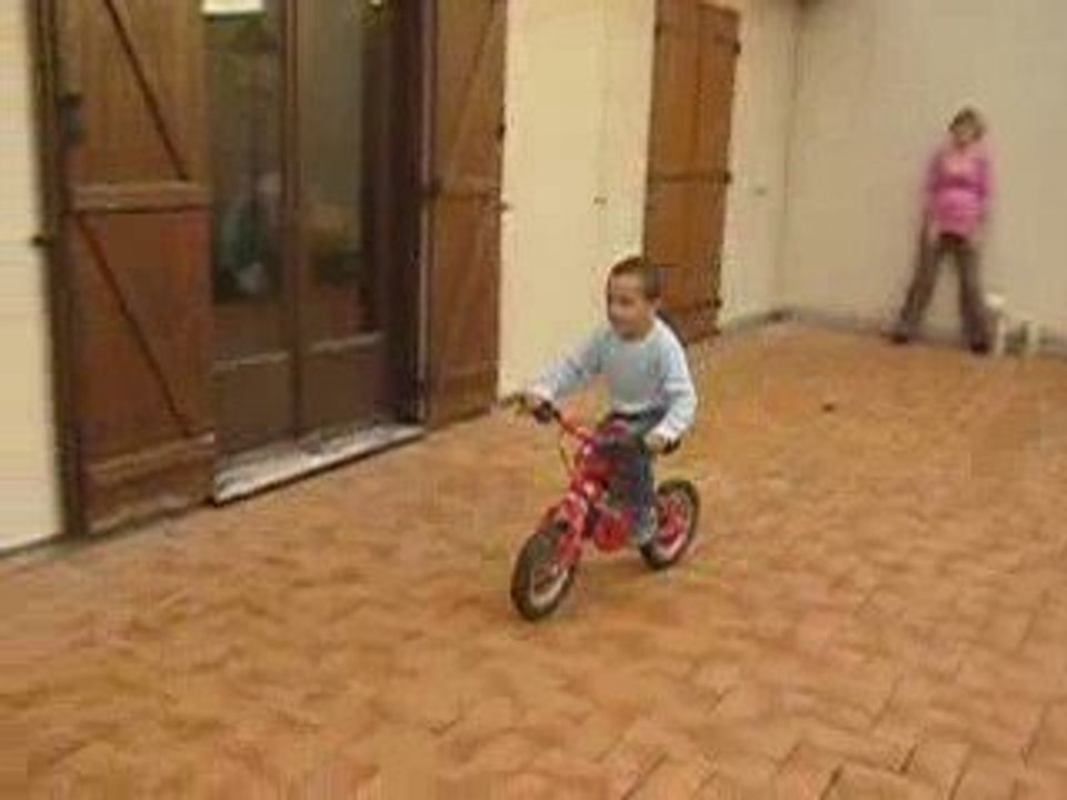 hugo sait faire du velo