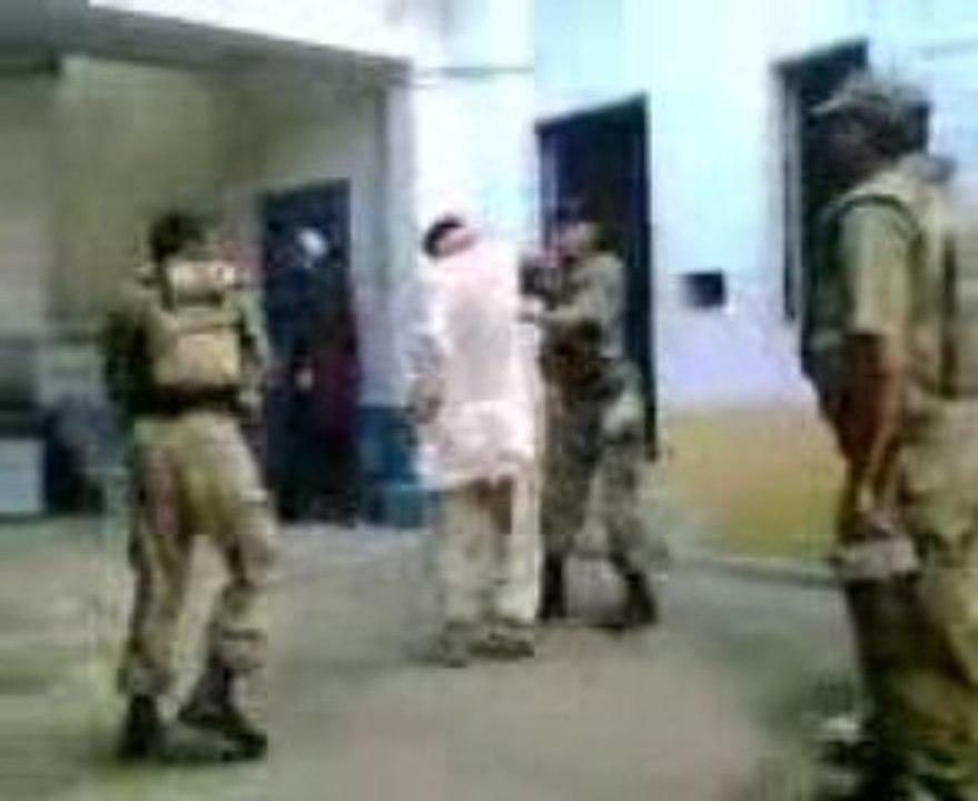Pakistani Army Beats pashtons