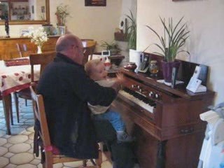 je fais du piano avec papou!
