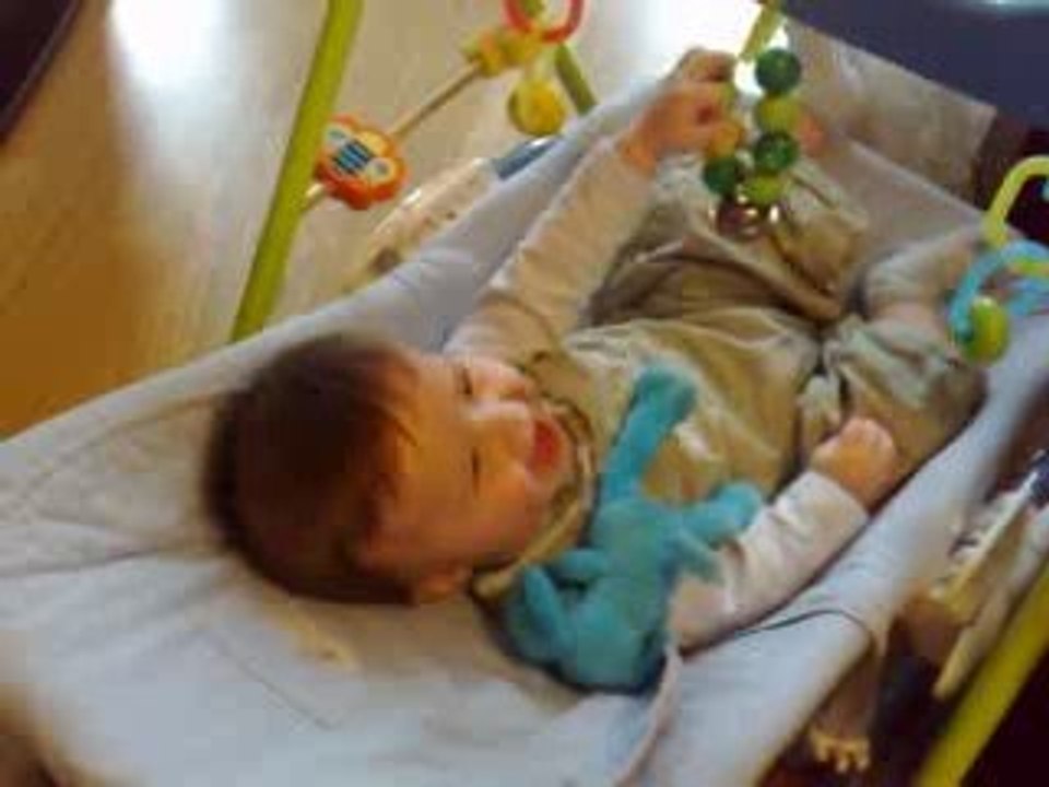 bébé max rigole