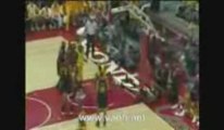 Warriors vs. Lakers - Shannon Brown Posterizes Mikki Moore