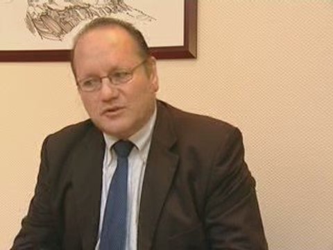 Le crédit agricole remet un chèque à calaisis initiative