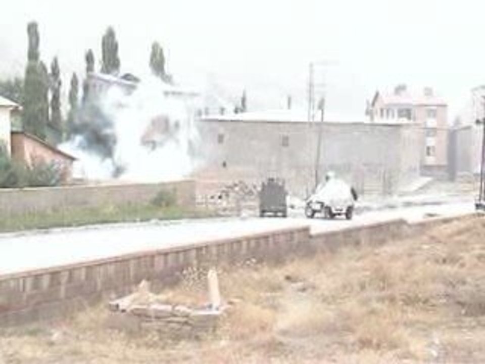 HAKKARİ'DE GERGİN ANLAR