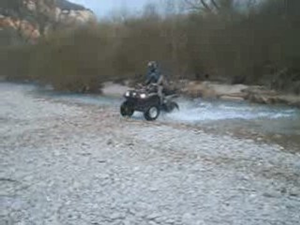 Tonio traverse un bras de la riviere d 'Ain ...