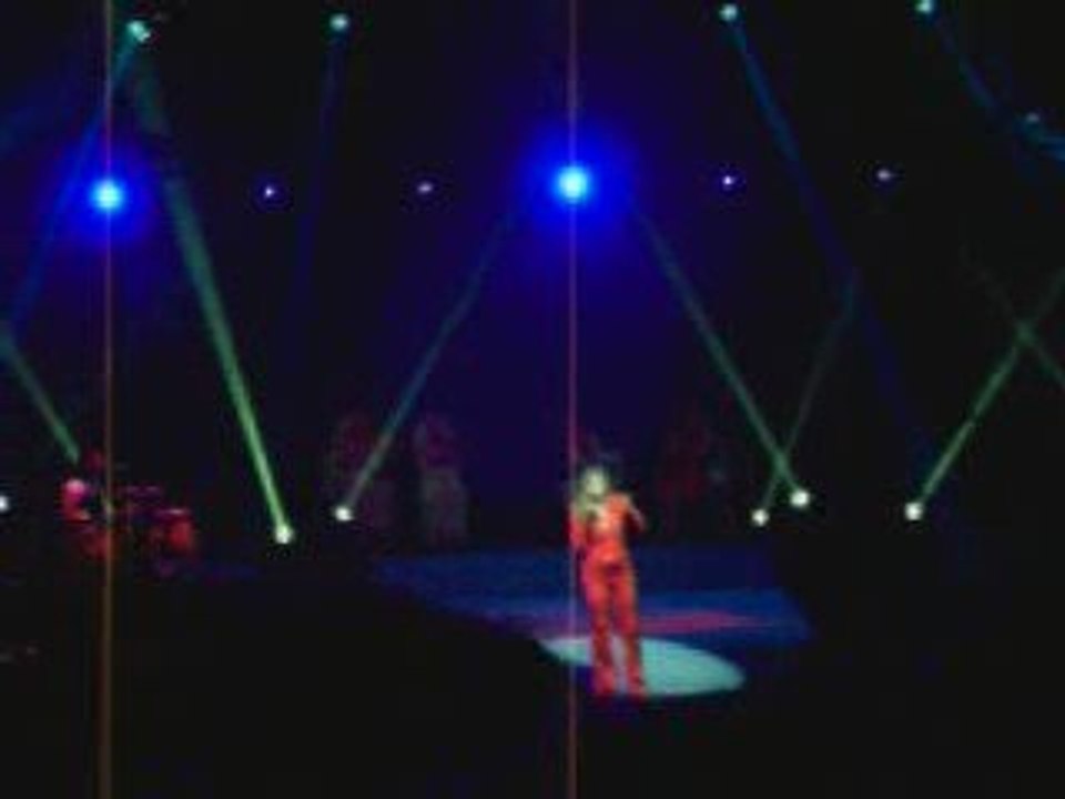 Lara Fabian qui chante en Live "Nuit Magique"