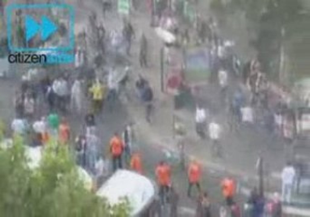 Bandes ethnique VS service sécurité Techno Parade Paris 2009