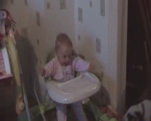 léa en train de chanter et danser dans son trotteur