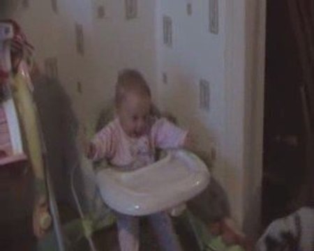 léa en train de chanter et danser dans son trotteur