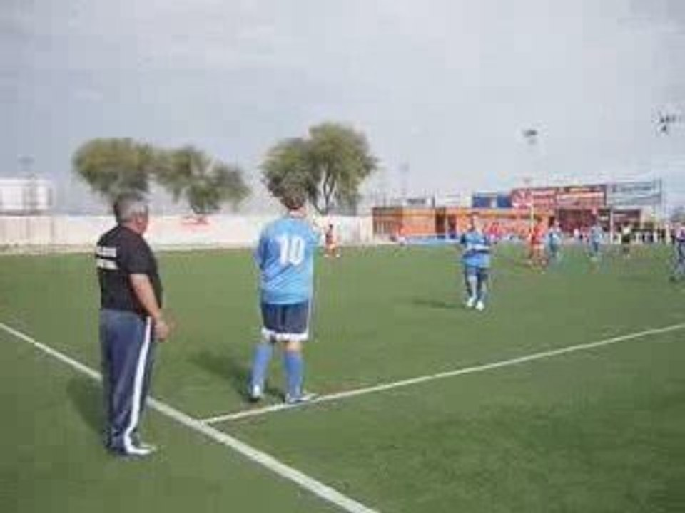 Castiillo saliendo al terreno de juego