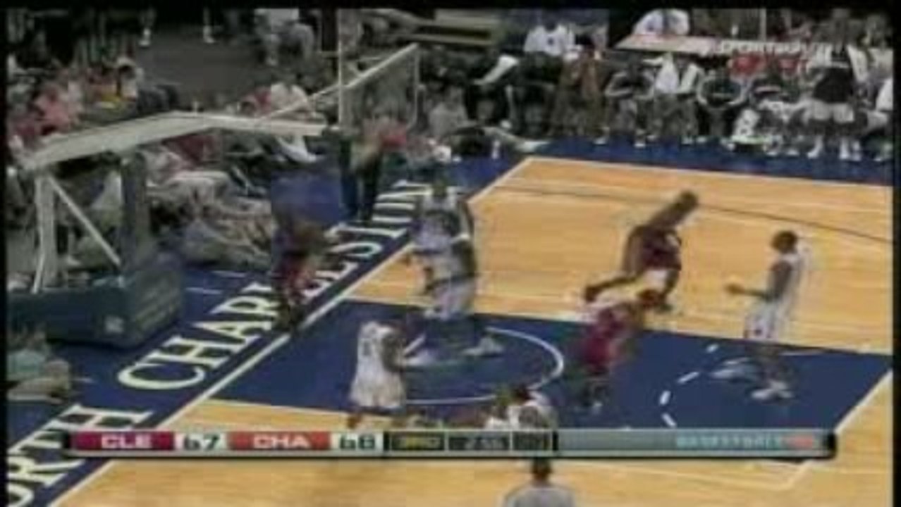 Mo Williams dishes to Darnell Jackson  up by one.