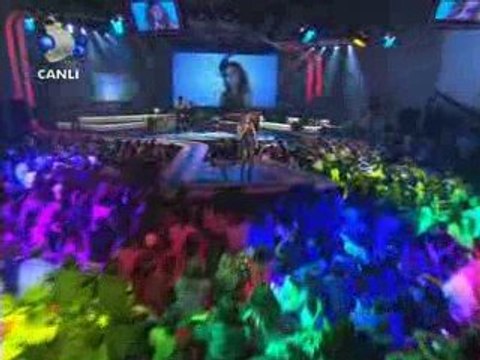 Bengü - Kocaman Öpüyorum (Beyaz Show 10.10.2009)