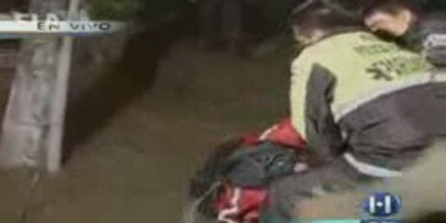 Un reporter tombe en direct dans de la boue !