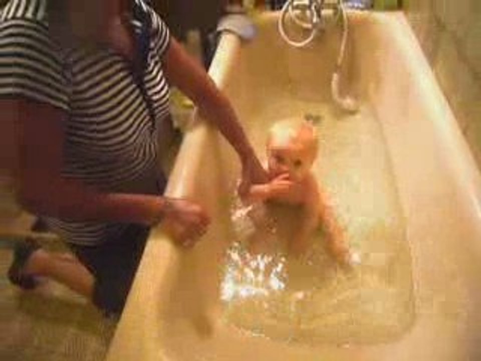 Mamy Françoise me donne le bain