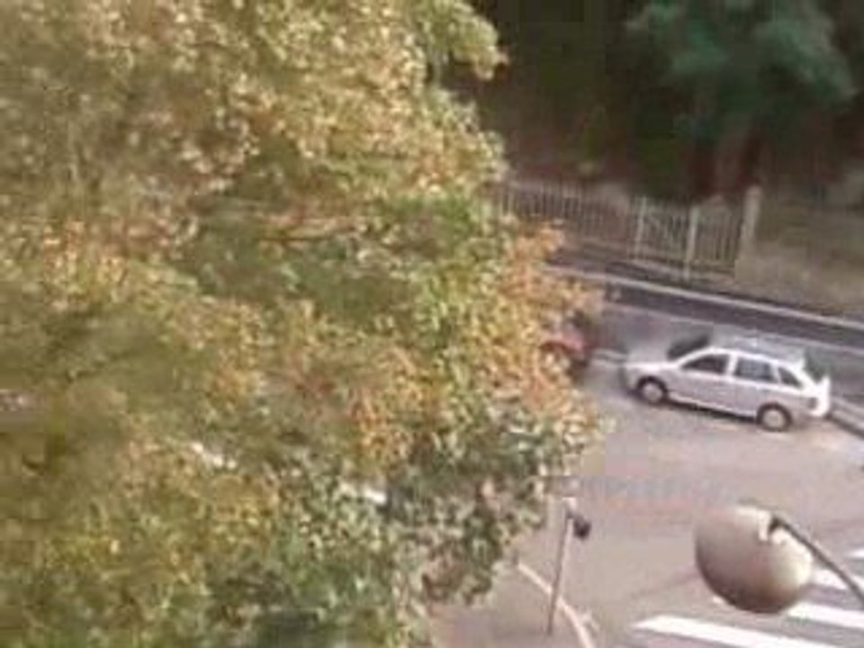 Vielle voiture rouge et nissan 350Z grise