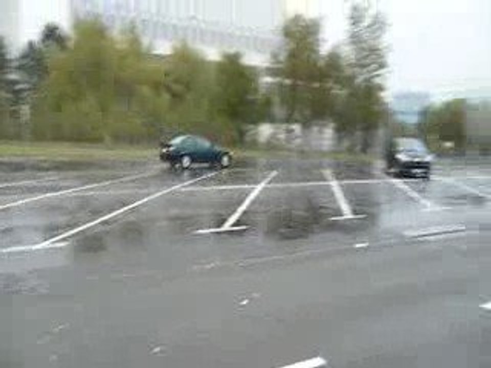 Test glisse pneu stock, sol mouillé