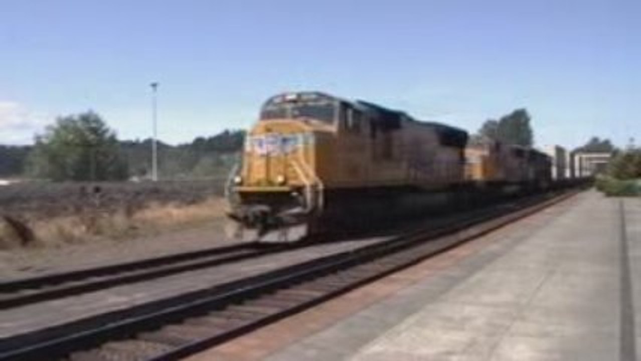 UP #5039 W/ an EMP Stacktrain