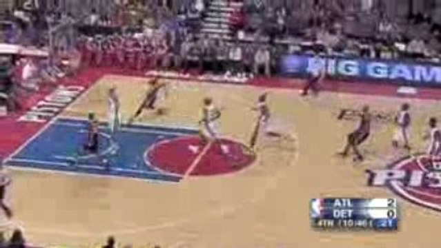 Marvin Williams skies to the basket for the alley-oop off th