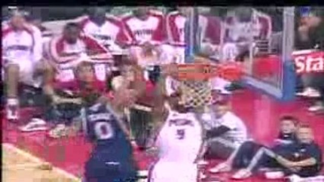 Will Bynum lobs up an alley-oop to Chris Wilcox for the flus