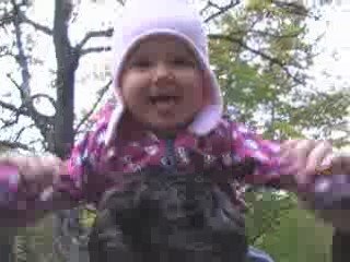 Emma sur les épaules de son papa