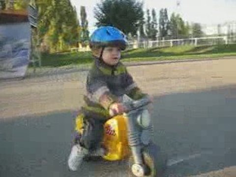 Gaspard et noé à moto sur un module de skate park