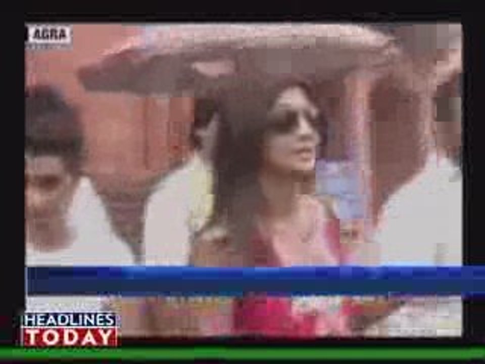 Shilpa Shetty - Visits Taj Mahal