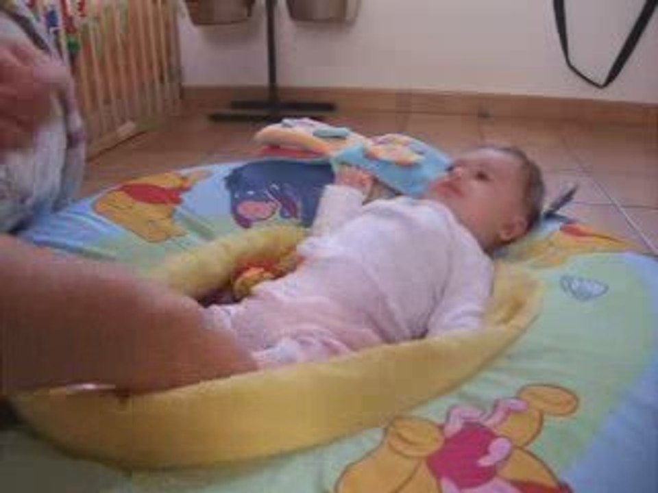 maelys qui joue dans son aire de jeu