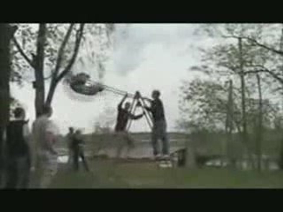 balançoire utilisée comme catapulte