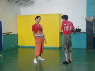 Deux étranges personnes cherchent à communiquer...