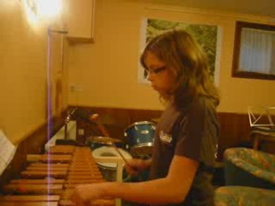 P1260011 célia aux percussions