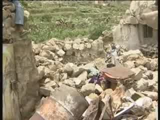 الحوثيون الارهابيون يفجرون بيتا  لعجوز منقطعة