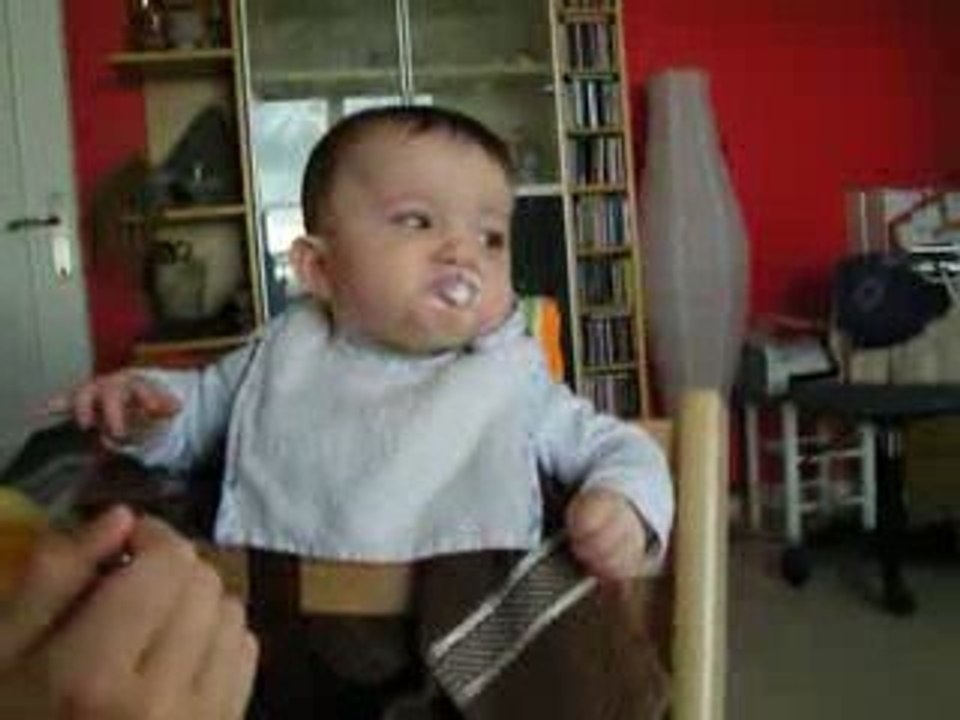 Lya découvre le petit suisse