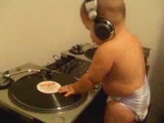 le bébé dance a la musique