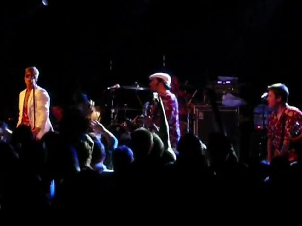 ME, FIRST AND THE GIMME GIMMES - I BELIEVE I CAN FLY (LIVE)