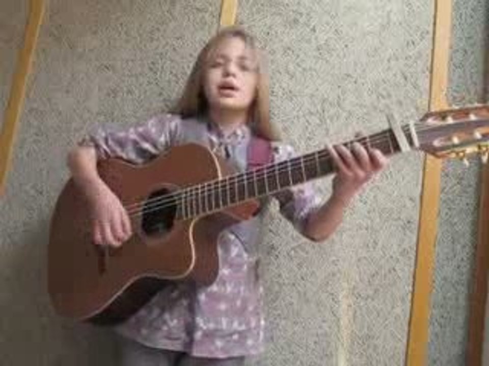 Blandine, Oisillonne de 8 ans, chante du Christophe Maé