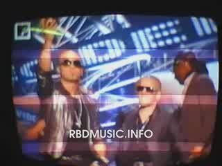 Anahí entregando premio "Video del Año" a Wisin & Yandel