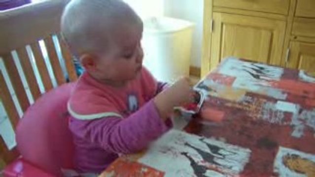 Nina mange son yaourt toute seule