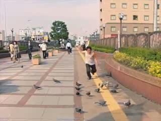 courir au ralenti en faisant des grimaces