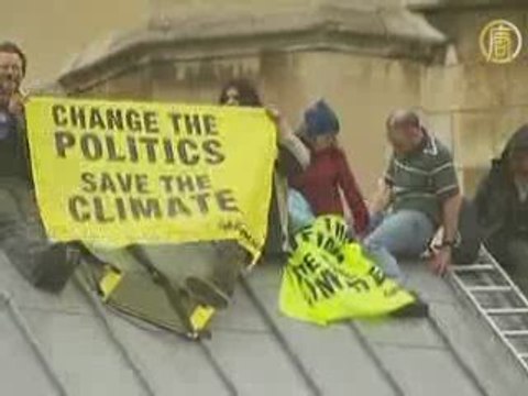 «Зеленые» протестуют на крыше британского парламента