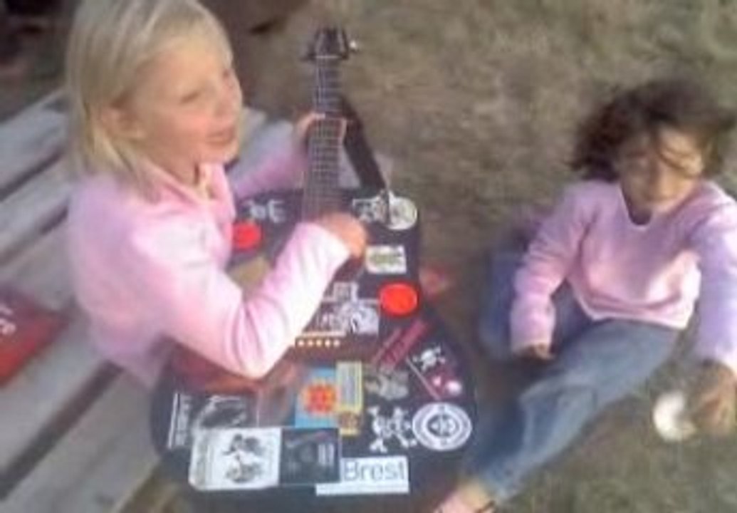 Cléa fait du rock à la guitare ! Ile de Hoëdic, Août 2009