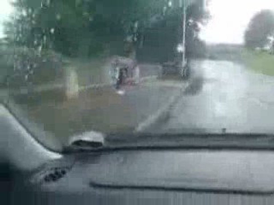 Flaque devant un arret de bus ...