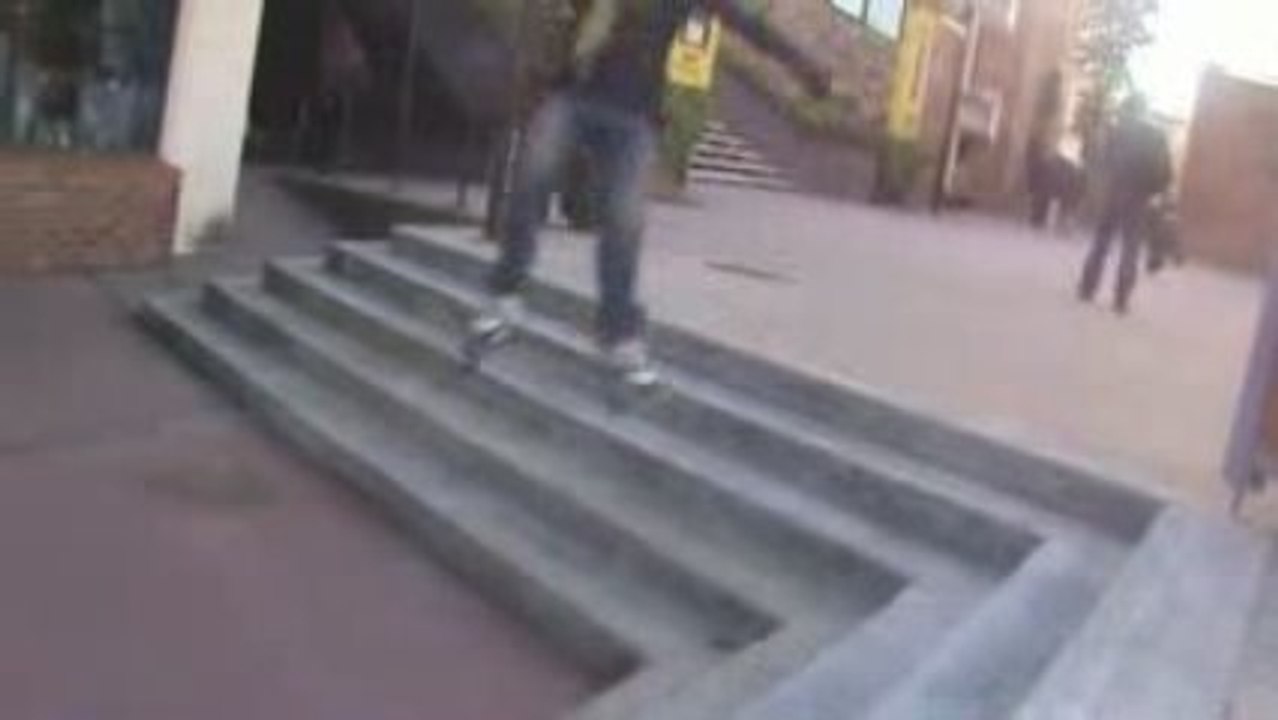 rachid sur les 5 marches de la librairie