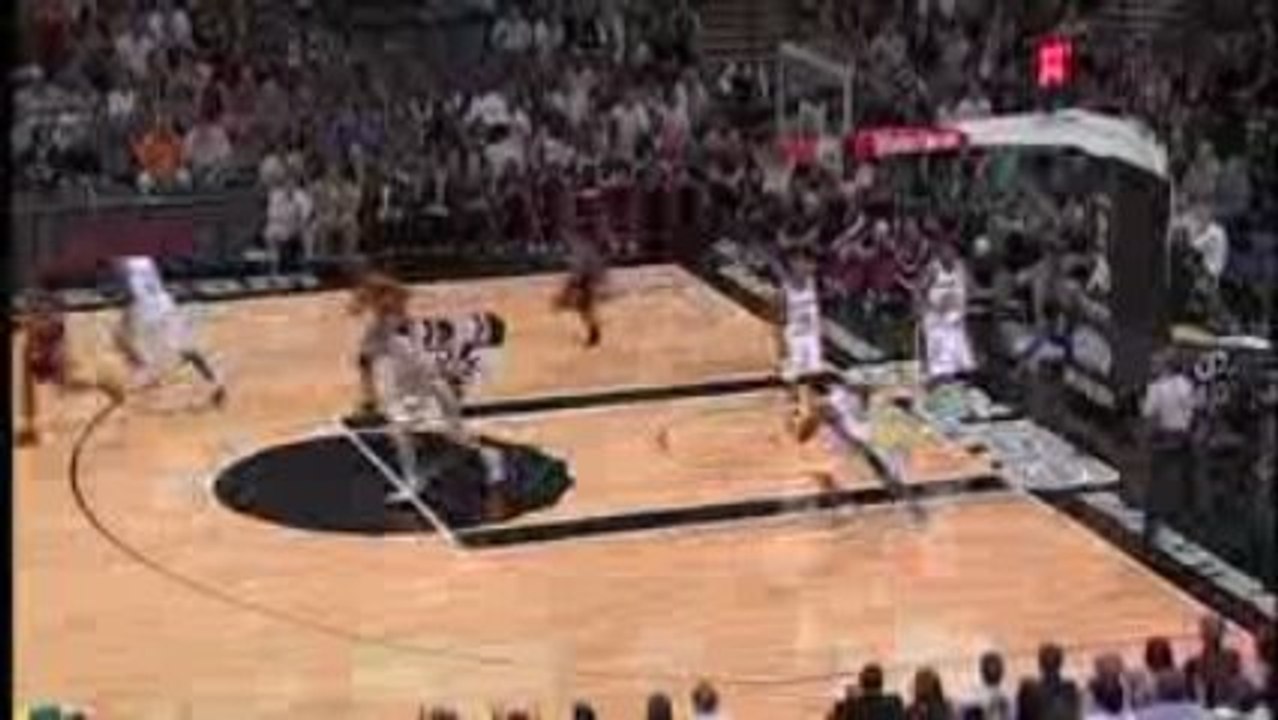 NBA Mo Williams finds LeBron James for the slam.