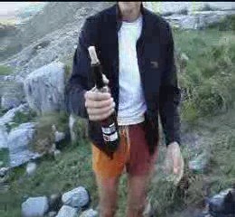 Ouverture d'une bouteille de vin à la façon montagnard