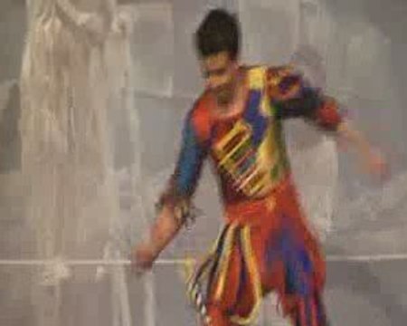 RAFAEL-juggling-presents-Art agency Valentino