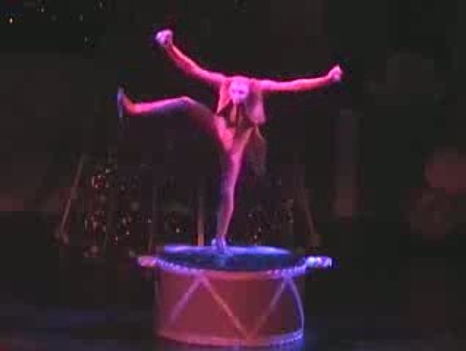 RUSLAN  DMYTRUK-juggling-presents-Art agency Valentino