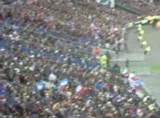 la ola au stade de france lors du match france/autriche