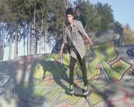 Philippe Amador at Skate park of magny les hameaux TEASER