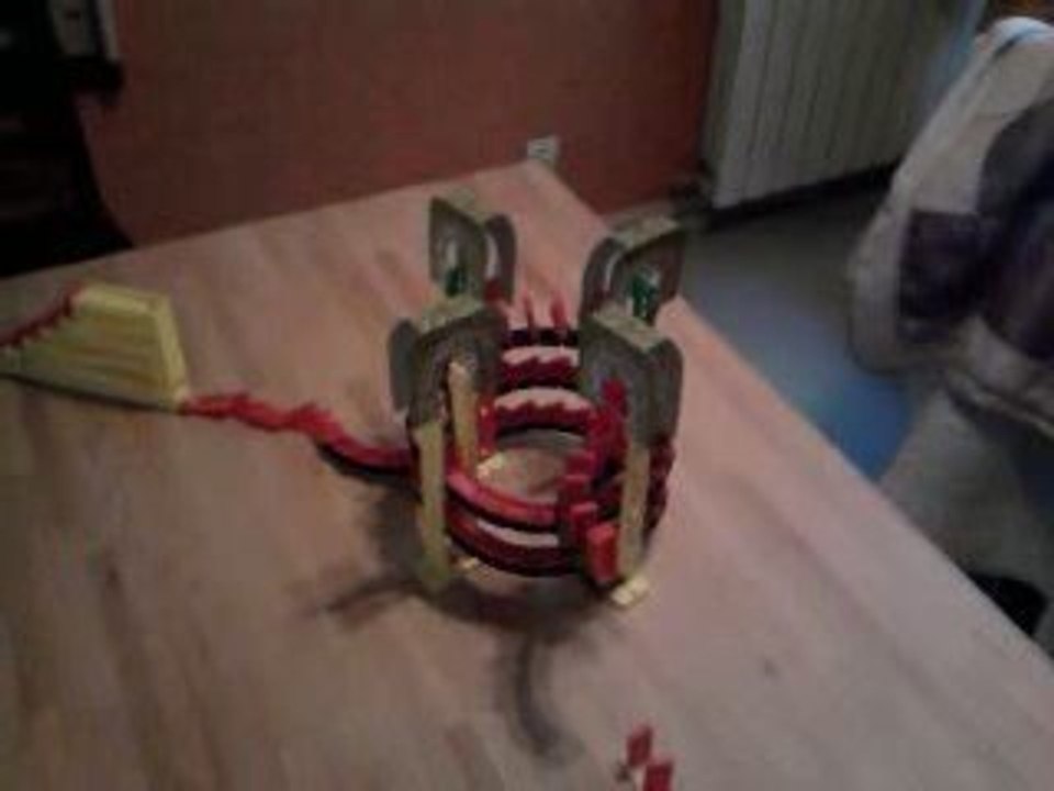 Un beau circuit de dominos par Hugo de Metz